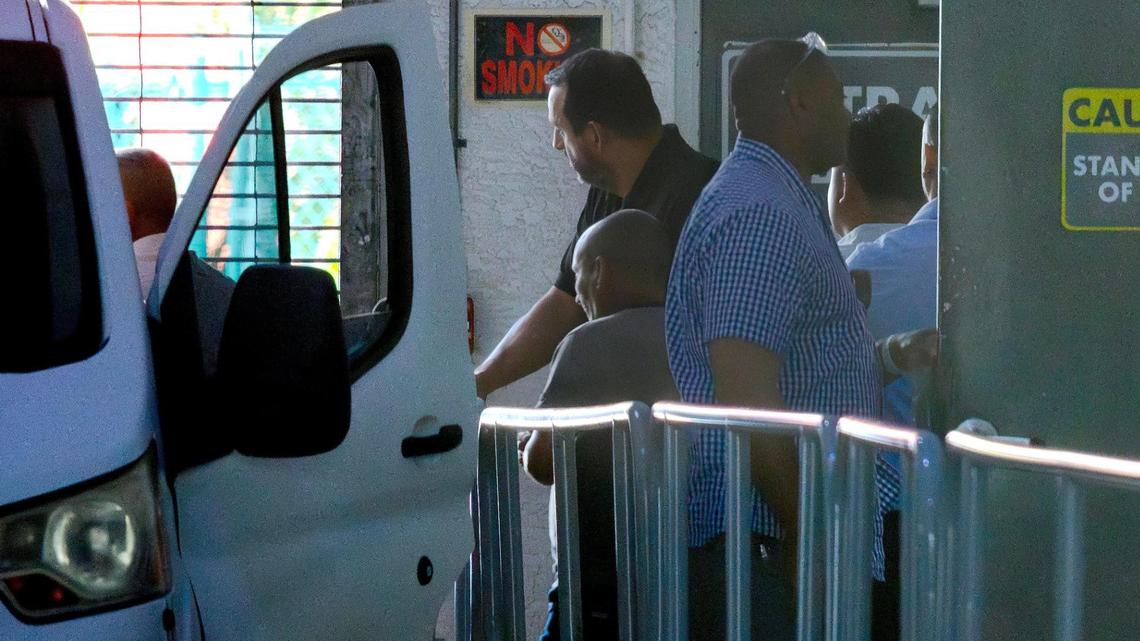 Agentes del ICE escoltan a un grupo de hombres a una camioneta luego de su arresto afuera de la Oficina Ejecutiva de Revisión de Casos de Inmigración en 333 S. Miami Ave. en Miami, Florida, el miércoles 21 de mayo de 2025.