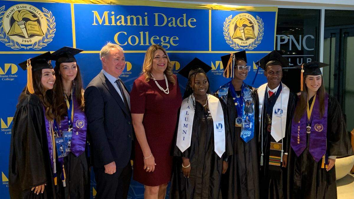 El presidente ejecutivo del fondo de cobertura Citadel, Ken Griffin y la presidenta de Miami Dade College (MDC) Madeline Pumariega rodeados de graduados después que Griffin anunció una donación de $20 millones entre las ceremonias de graduación en loanDepot Park, en Miami.
