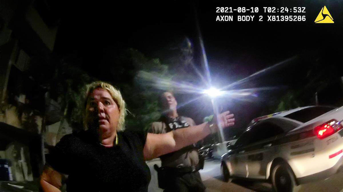 En un video de una cámara corporal de agosto de 2021, Gamaly Hollis, una madre de Kendale Lakes, habla con la Policía de Miami-Dade sobre su hijo Richard, un enfermo mental. En un momento de la conversación, el policía Jaime Pino le advierte que las continuas llamadas para tratar con su hijo, a veces violento, podrían volverse mortales si este blandía un arma. Aproximadamente un año después, Pino le disparó y mató a su hijo Richard Hollis durante un enfrentamiento en el apartamento de la familia. Más tarde, Pino fue absuelto.