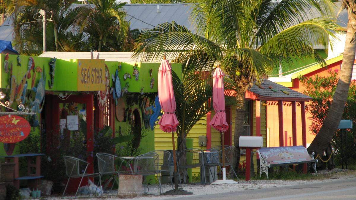 The pint-size town of Matlacha is noted for the vivid splashes of color that enliven the exteriors of its numerous art galleries, seafood restaurants, shops, bars and private residences.