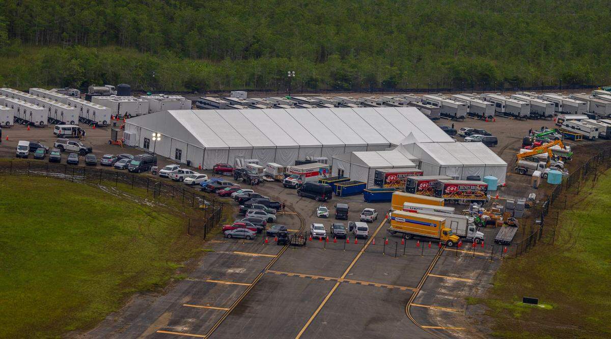 Vista aérea de las estructuras, incluidas las gigantescas tiendas de campaña construidas en el recientemente inaugurado centro de detención de migrantes Alligator Alcatraz, ubicado en el sitio del Aeropuerto de Entrenamiento y Transición Dade-Collier en Ochopee, Florida, el viernes 4 de julio de 2025.