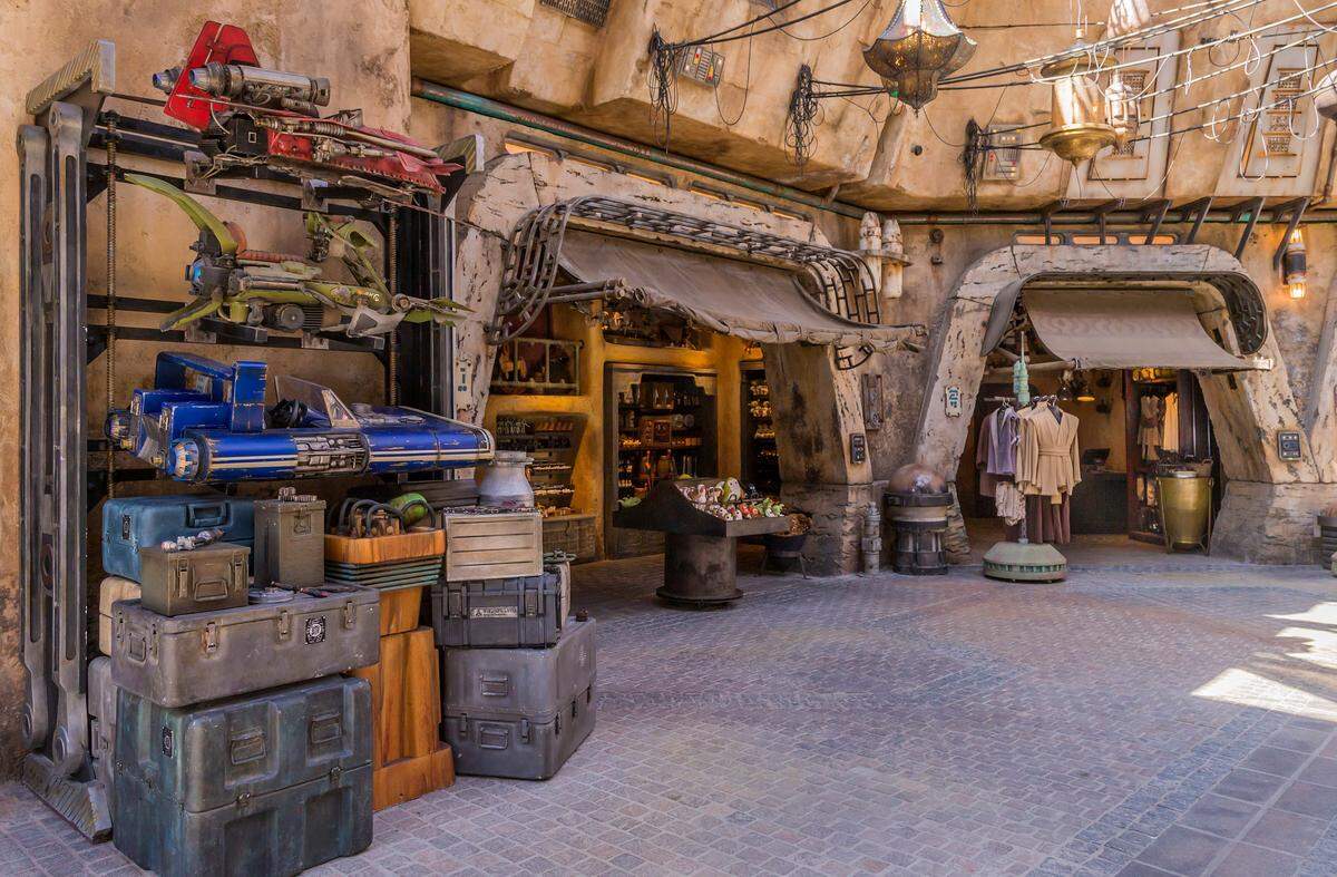The marketplace of Black Spire Outpost has a robust collection of merchant shops and stalls filled with Star Wars creations.