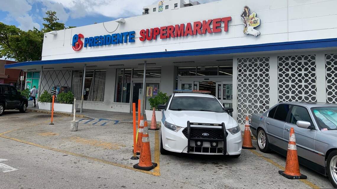 Which Miami supermarket had mold, birds, mystery food and food uncovered under sinks?