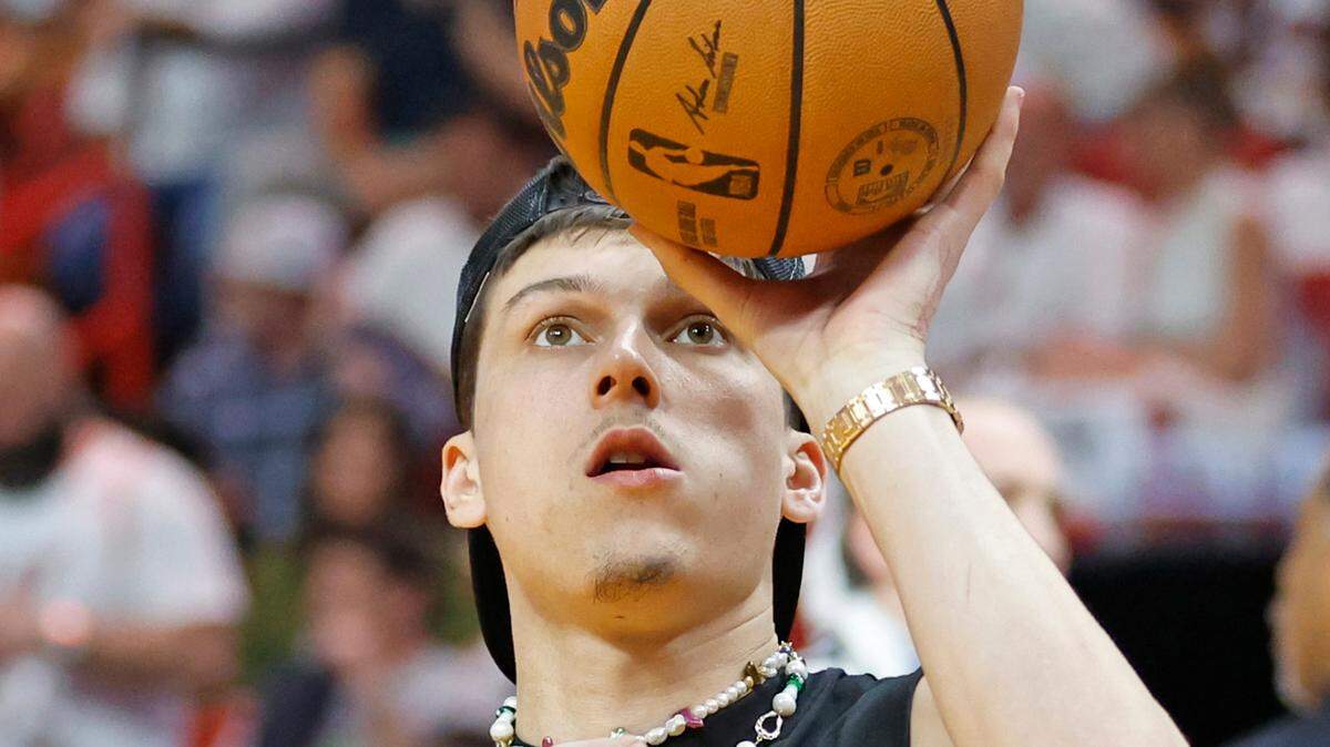 Tyler Herro durante un descanso en el sexto partido de las semifinales entre el Heat y los Knicks, celebrado el 12 de mayo de 2023 en Miami.