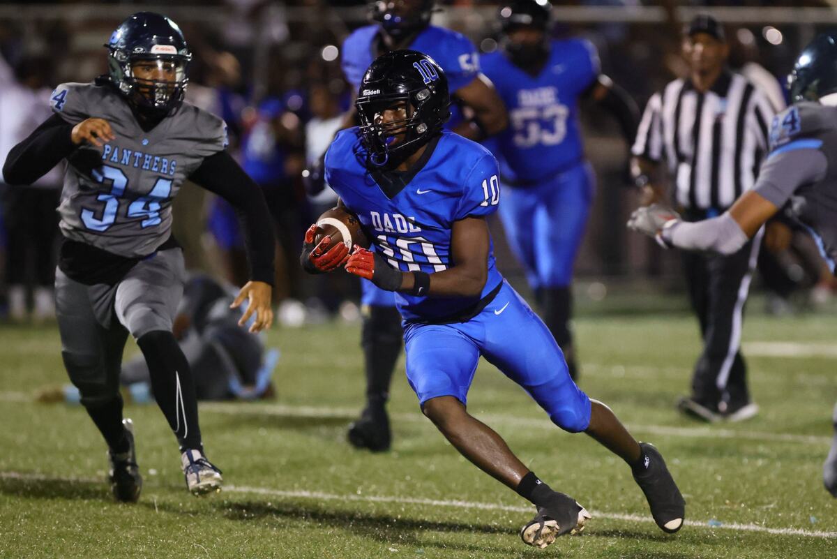 South Dade Buccaneers running back Jakari Blackman (10) runs with the football against the Palmetto Panthers during the second quarter of a high school football game at Harris Field in Homestead, Florida, Friday, October 4, 2024.