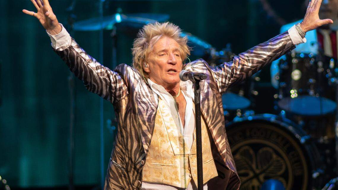Five of Rod Stewart’s kids surprise him on AMA stage to present him an award.