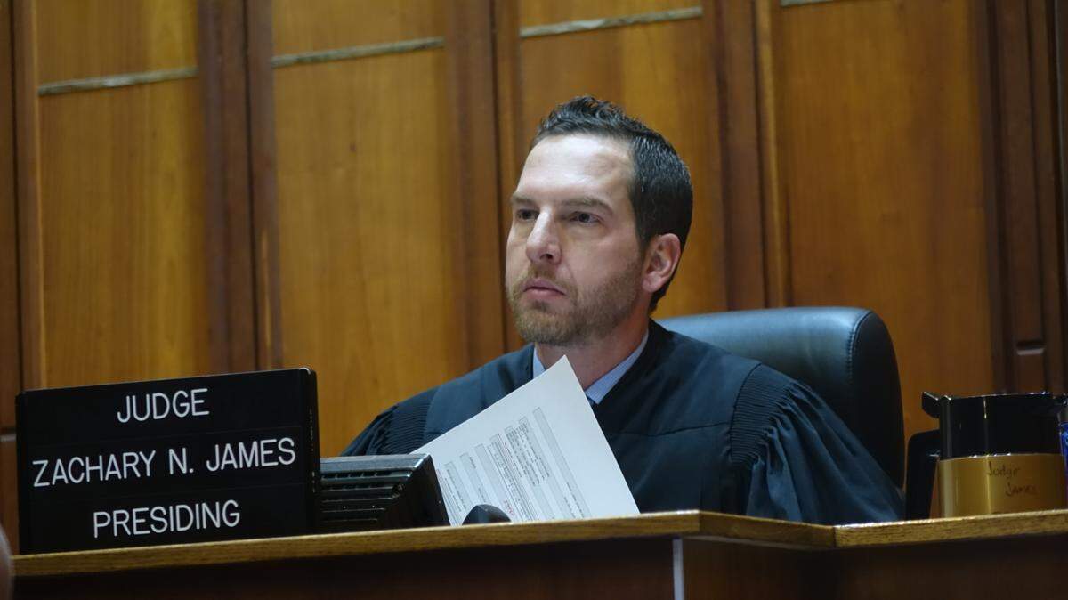 El juez de circuito de Miami-Dade Zachary James escucha a los abogados el 31 de octubre de 2022. Preside el caso de Javier López, que está acusado de golpear a un promotor de campaña republicano en Hialeah. David Ovalle Miami Herald