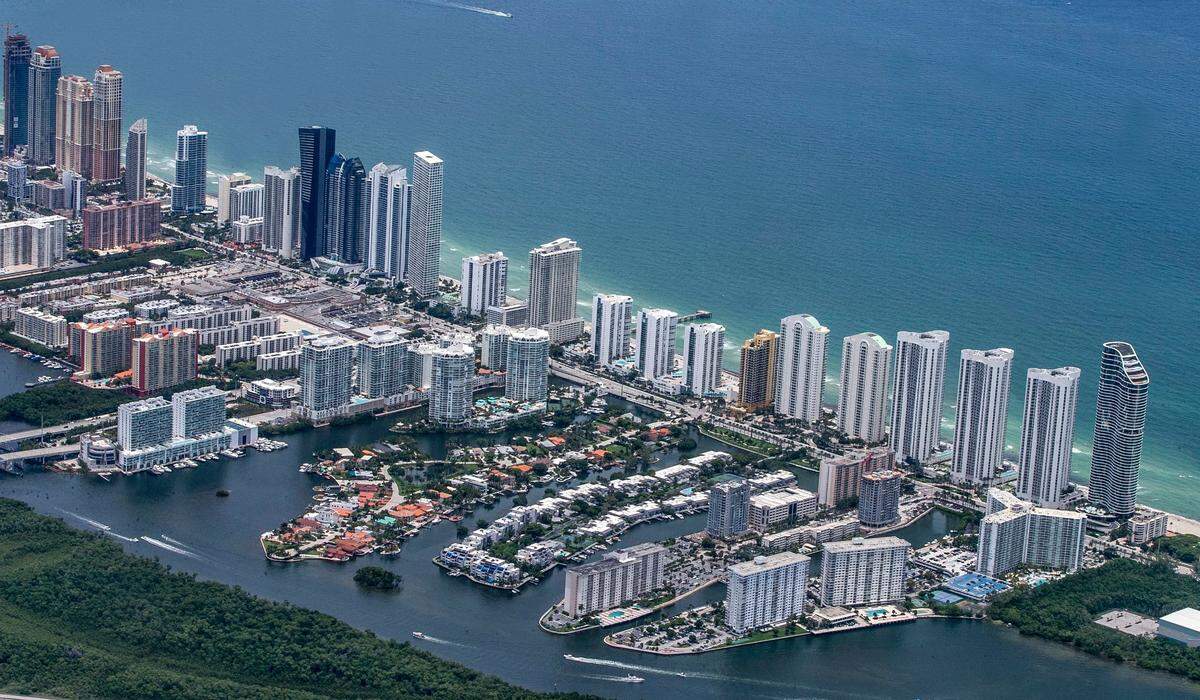 Vista aérea de los rascacielos de Collins Avenue en Sunny Isles, Florida, junio de 2021. Foto de Pedro Portal