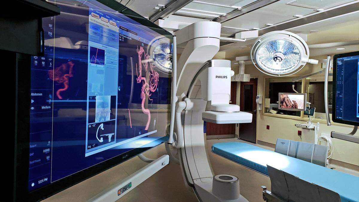 Surgeons with Baptist Health South Florida’s Miami Cardiac & Vascular Institute on Monday unveiled a new imaging machine that Baptist Health developed in partnership with Royal Philips to make it easier for multidisciplinary teams of doctors to perform surgeries while simultaneously being able to see inside a patient’s body from any angle.