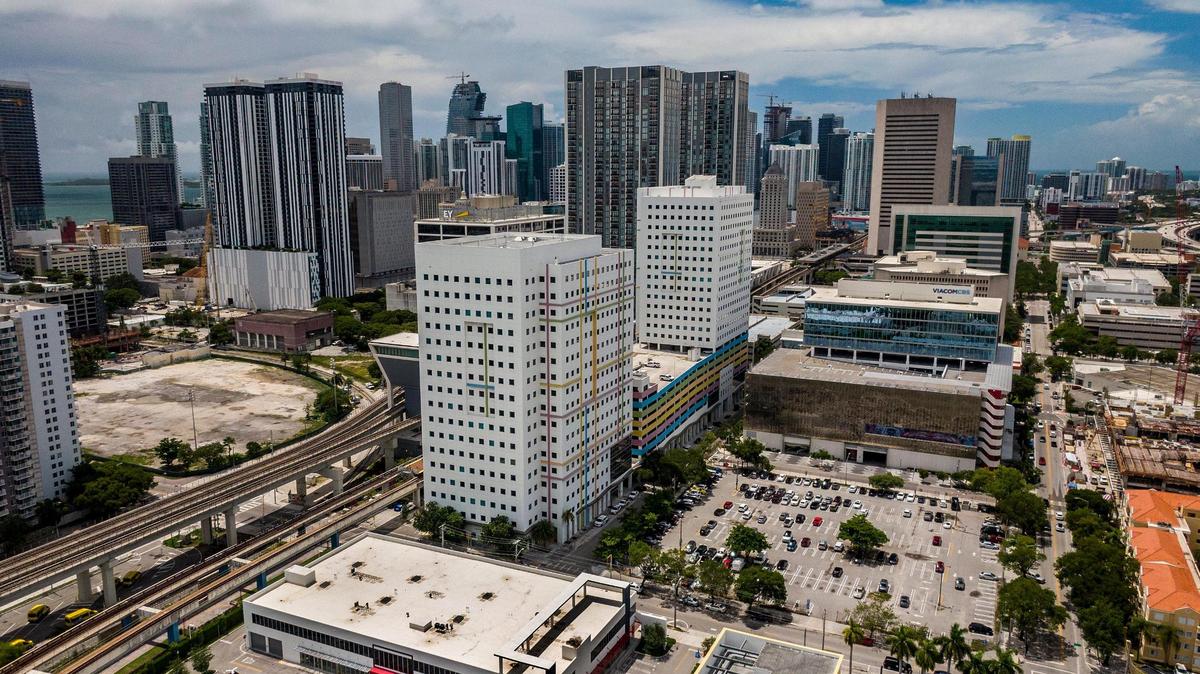 Vista aérea mirando haca el sur donde se de la estación del tren Brightline en el downtown de Miami, el 15 de julio de 2022.