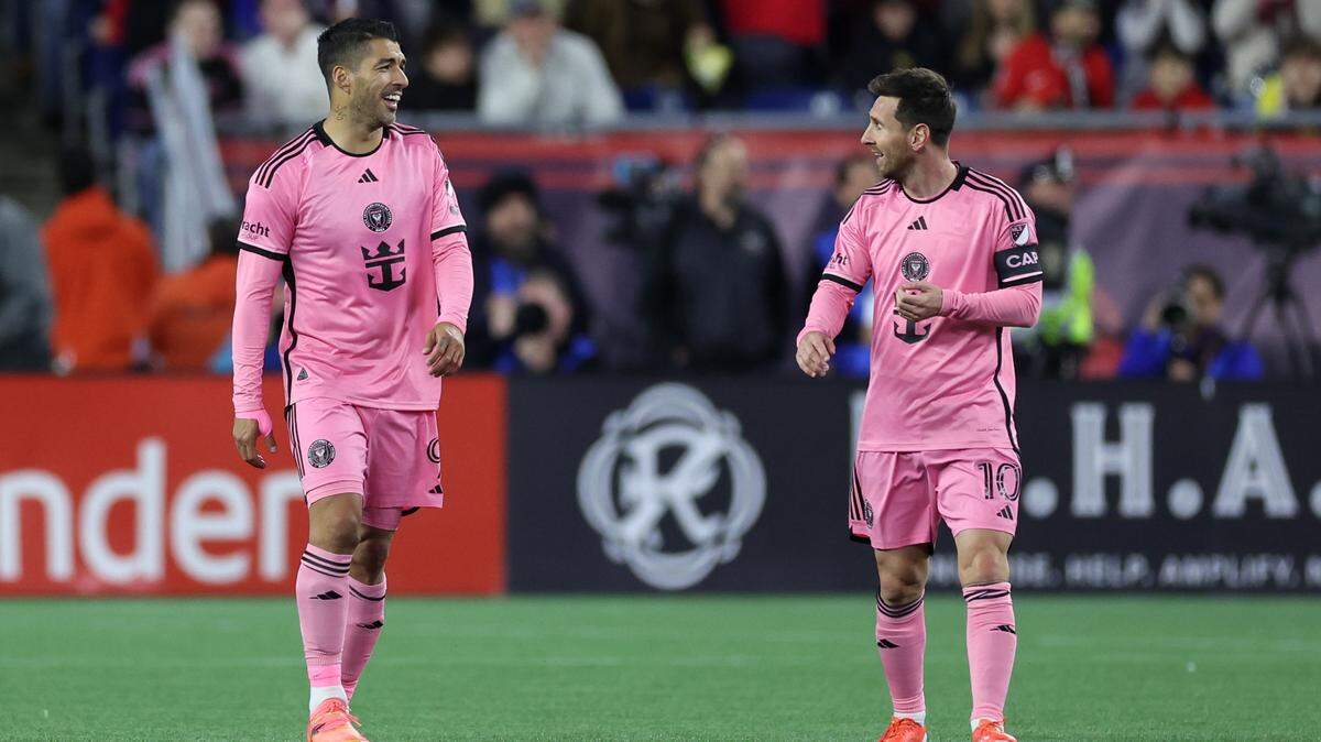 Los delanteros del Inter Miami Luis Suárez (izq.) y Lionel Messi reaccionan tras una jugada contra el New England Revolution en el Gillette Stadium, el 27 de abril de 2024 en Foxborough, Massachusetts.