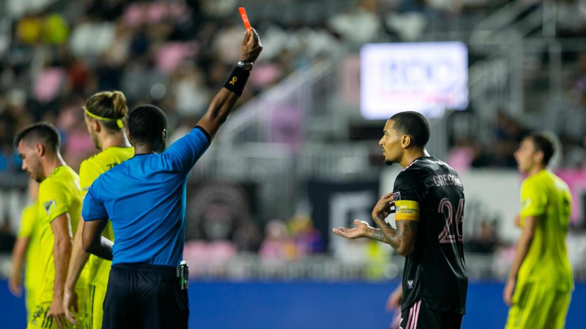 El mediocampista del Inter Miami Gregore Silva (26) recibe una tarjeta roja del árbitro Jon Freemon en el partido ante Nashville SC, celebrado el 22 de septiembre de 2021 en el DRV PNK Stadium, en Fort Lauderdale, Florida.