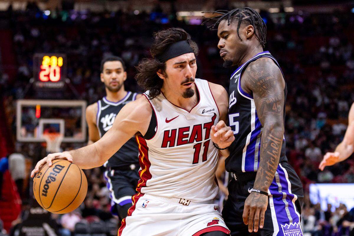 El jugador del Heat Jaime Jáquez Jr. entra al aro ante la marca de Davion Mitchell, de los Kings de Sacramento, en el partido celebrado el 31 de enero de 2024 en Miami.