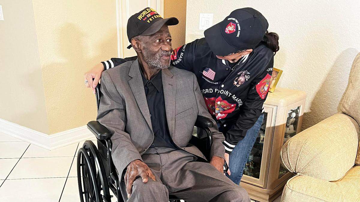 George Johnson, ex cabo de la Infantería de Marina durante la Segunda Guerra Mundial, con Mallorie Berger, defensor de los miembros de su unidad de entrenamiento, los Marines de Montford Point. Ellos fueron los primeros marines negros a quienes se permitió integrar la Infantería de Marina en la Segunda Guerra Mundial.
