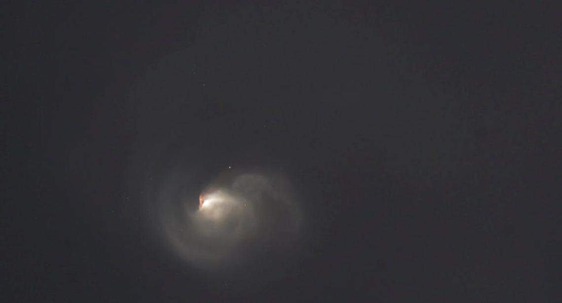 Los escombros del megacohete Starship Space X se mueven a través de la atmósfera como se ve desde el Santuario Corkscrew Swamp en el Condado Collier el jueves 6 de marzo de 2025.