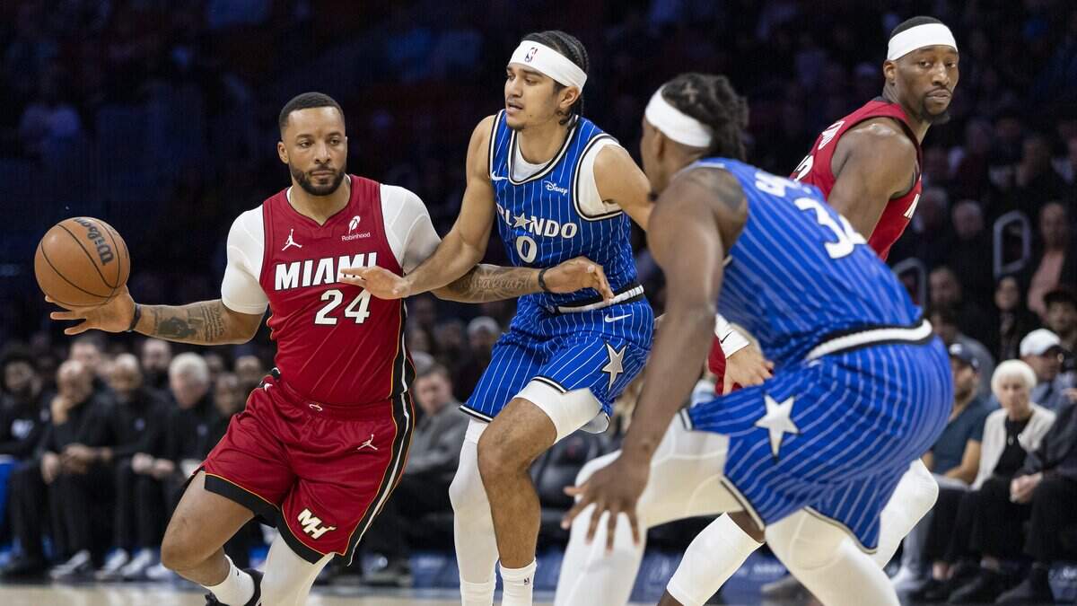 El jugador del Heat Norman Powell (izq.) conduce el balón ante la defensa del Magic de Orlando, en el partido celebrado el 28 de enero de 2026 en Miami. 