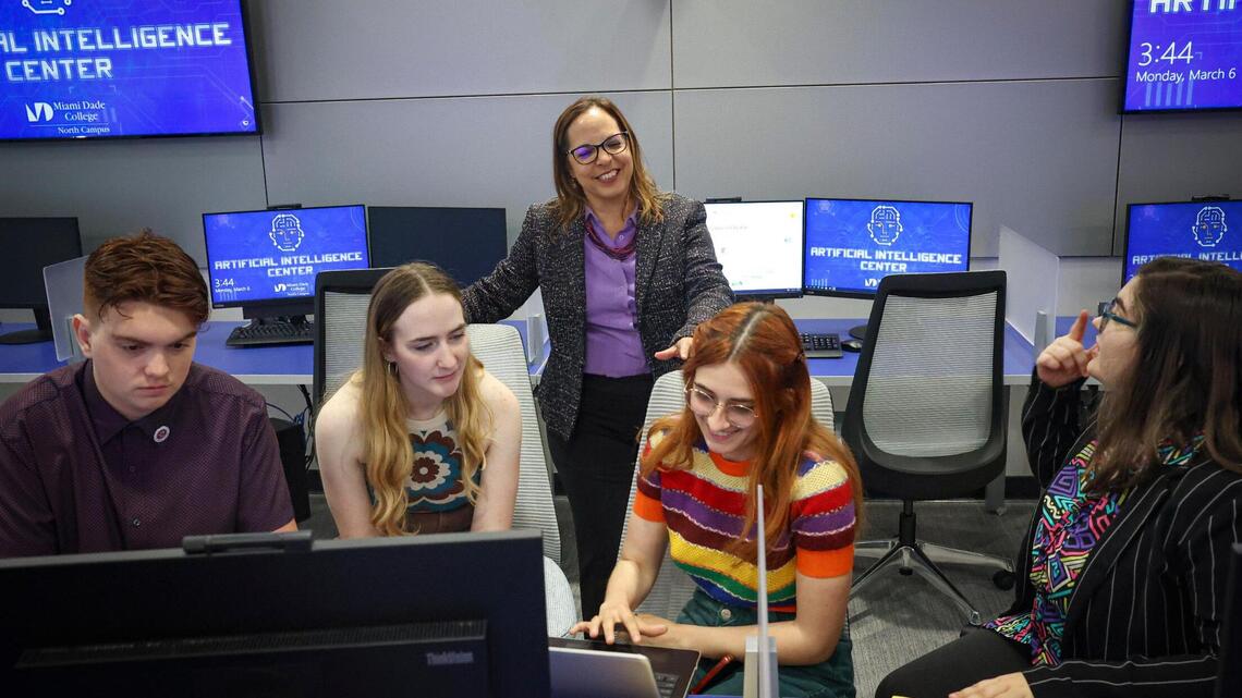 Gran impulso universitario a la capacitación para empleos en el sector tecnológico de Miami