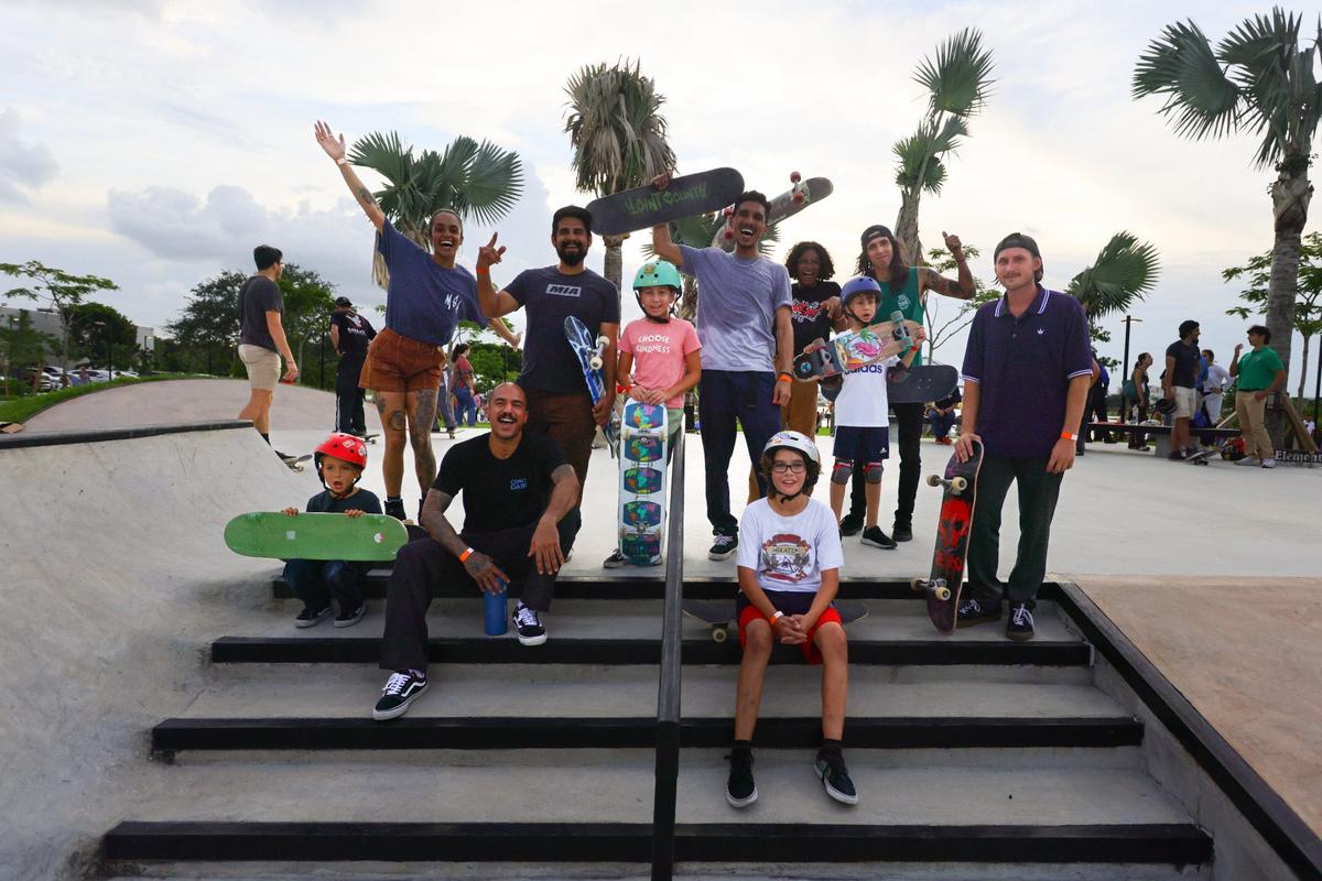 Los miembros y entrenadores de Miami Skateboarding Academy se toman una fotografía después de una clínica de skate en el skatepark de la recién inaugurada parte este de Doral Central Park en 3005 NW 92nd Ave. en Doral, Florida, el lunes 26 de agosto de 2024.