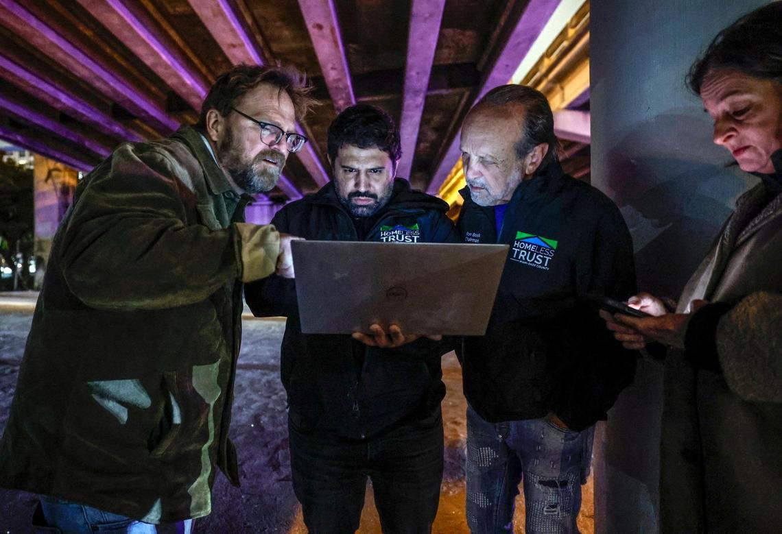 John Quade, William Miranda y Ron Book, presidente del Miami-Dade Homeless Trust, y su directora ejecutiva, Victoria Mallette, de izquierda a derecha, revisan los datos recopilados durante el censo bianual de desamparados del Homeless Trust en Miami el viernes 24 de enero de 2025.