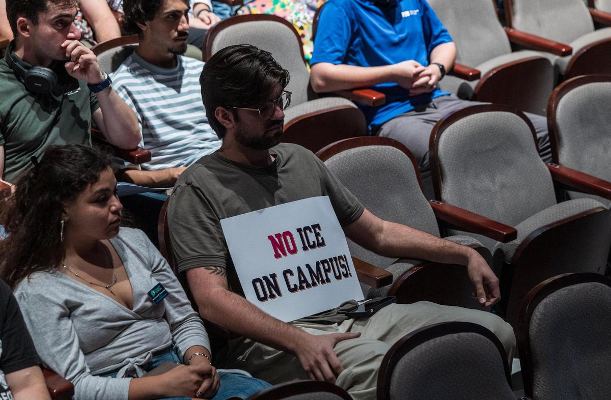Attendees at a panel called “ICE on Campus?” expressed their opinions as they listened to panelists that included the FIU’s chief of police, Alexander Casas, immigration experts, FIU faculty and student leaders to address community concerns over the FIU Police collaborating with ICE.