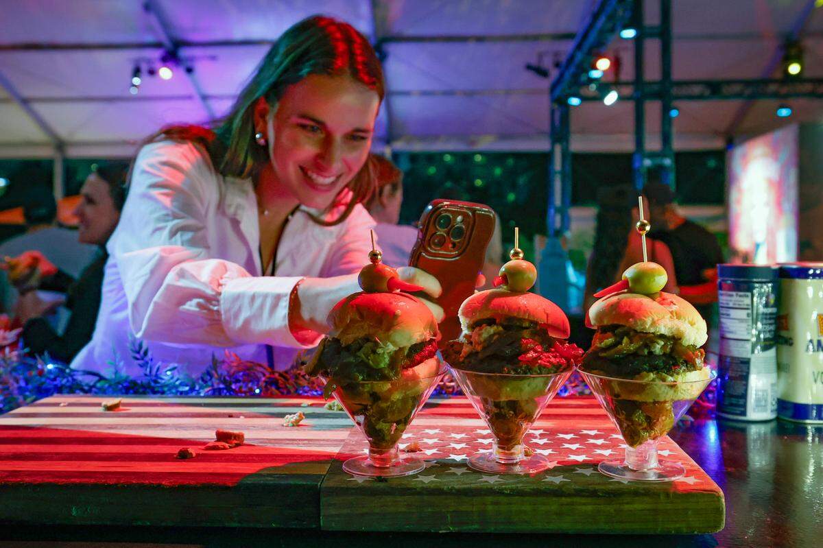 En el stand de American Social, Jenna Meshad Burger Bash 2025 presentado por Rachael Ray durante el South Beach Wine & Food Festival en Miami Beach el jueves 20 de febrero de 2025.