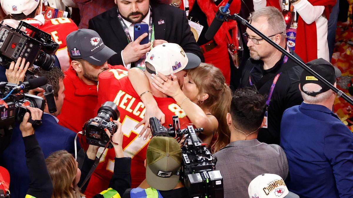 February 11, 2024, Las Vegas, Nevada, USA: Kansas City Chiefs tight end TRAVIS KELCE (87) celebrates with TAYLOR SWIFT during NFL Super Bowl 58 LVIII football game between the San Francisco 49ers and the Kansas City Chiefs in Las Vegas. (Credit Image: Charles Baus/CSM via ZUMA Press Wire)