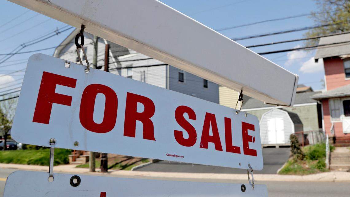 A Virginia real estate couple stole $300,000 by creating fake sales contracts to obtain money from advance commission companies in a scheme, prosecutors say.