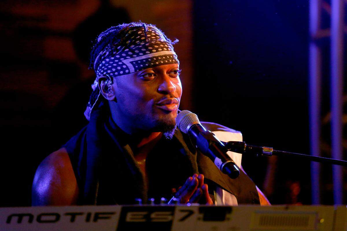 AUSTIN, TX - MARCH 15:  Singer/songwriter D'Angelo performs onstage during the Samsung Supper Club at SXSW 2015 on March 15, 2015 in Austin, Texas.  (Photo by Rick Kern/Getty Images for Samsung)