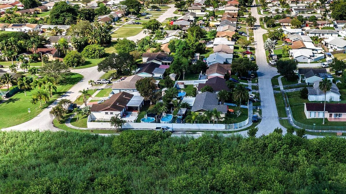 Vista de un vecindario junto a una extensión de campos de cultivo en 26100 SW 112 Ave., en Homestead, que está incluida en un plan para ampliar el Límite de Desarrollo Urbano convirtiendo tierras de cultivo en un parque industrial de 9 millones de pies cuadrados cerca de Homestead, en una imagen del  16 de octubre de 2021.