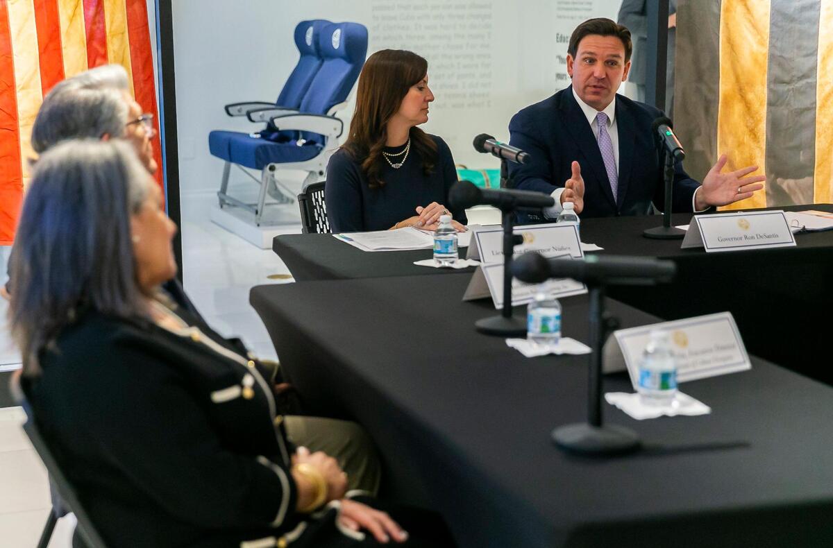 El gobernador Ron DeSantis y la vicegobernadora Jeanette Núñez, asisten a una mesa redonda sobre inmigración en el American Museum of the Cuban Diaspora.