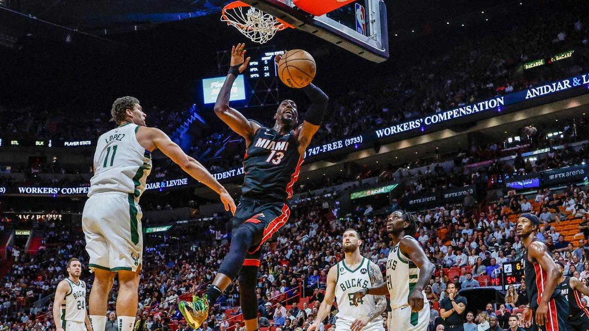 El centro de los Miami Heat, Bam Adebayo (13), clava el balón durante el partido contra los Milwaukee Bucks en el tercer cuarto en la Arena, en Miami, el jueves 12 de enero de 2023.