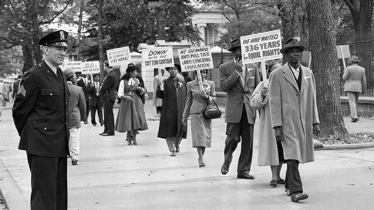 In 1955, black religious leaders from Chicago demonstrate outside the White House, protesting the murder of 14-year-old boy Emmett Louis Till.