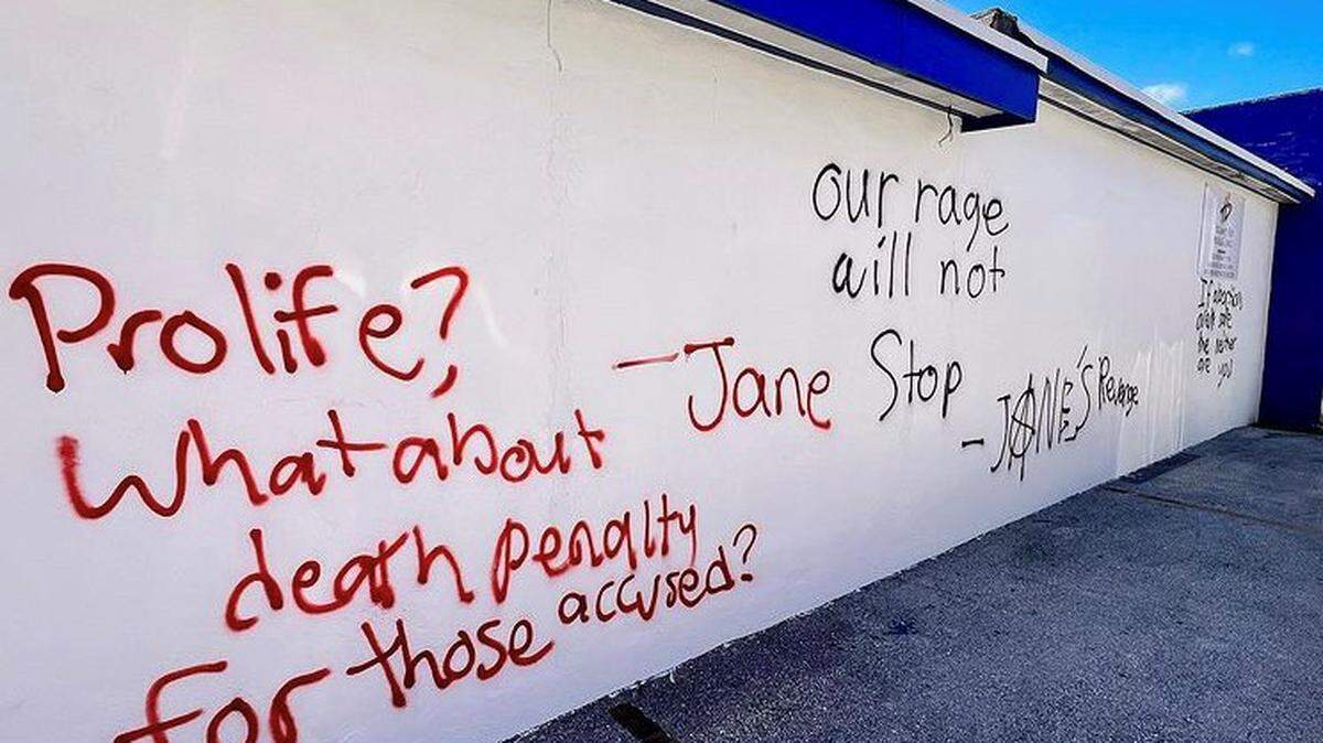 Dos personas fueron arrestadas acusadas de vandalizar centros de salud para embarazadas en la Florida.