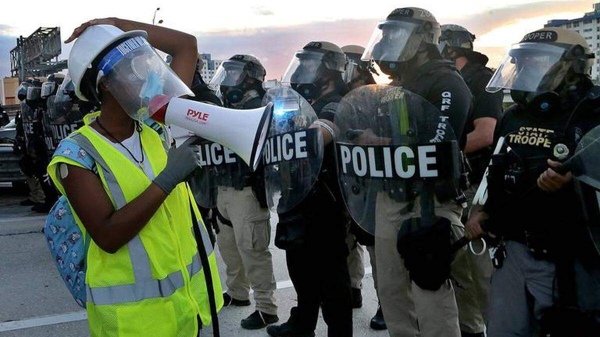 Manifestantes del movimiento Black Lives Matter participan en una marcha en junio del 2020 en Miami. La policía les ordenó dispersarse y los manifestantes acataron la orden.