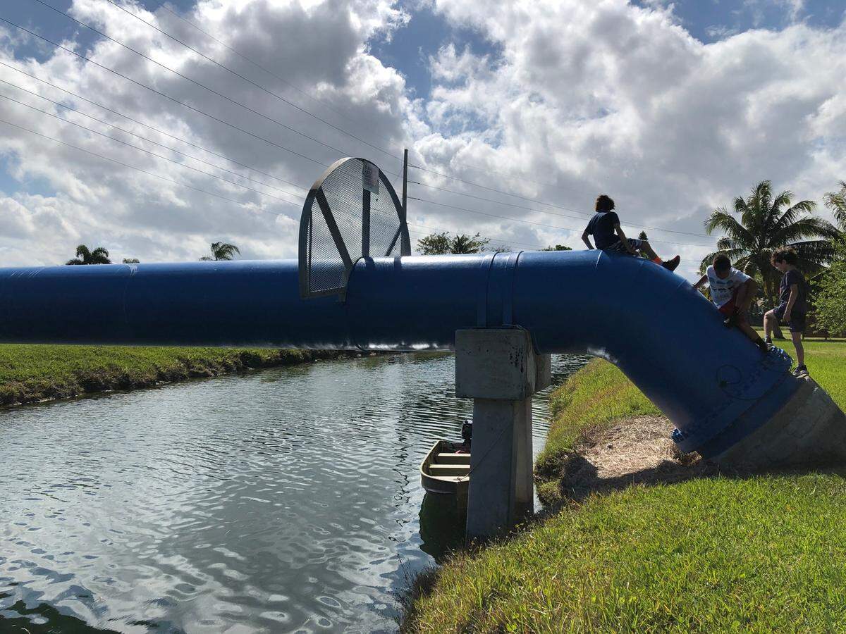 A county bridge is moving closer to going up over the canal that divides Southwest 87th Avenue in Palmetto Bay. On March 18, 2021, Miami-Dade’s Transportation Planning Organization approved the project, which Palmetto Bay opposes and nearby Cutler Bay supports.
