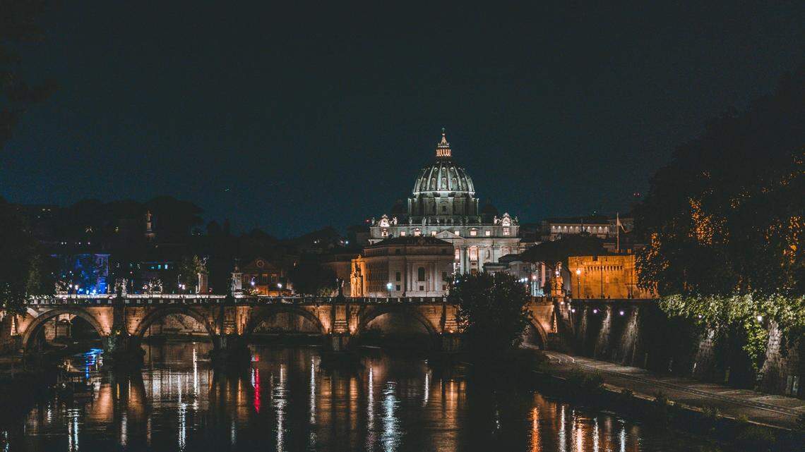 A 55-year-old American tourist sat by the fountain, Fontana dei Catecumeni, to eat gelato and drink beer in Rome’s Monti district when Italy cops fined him.