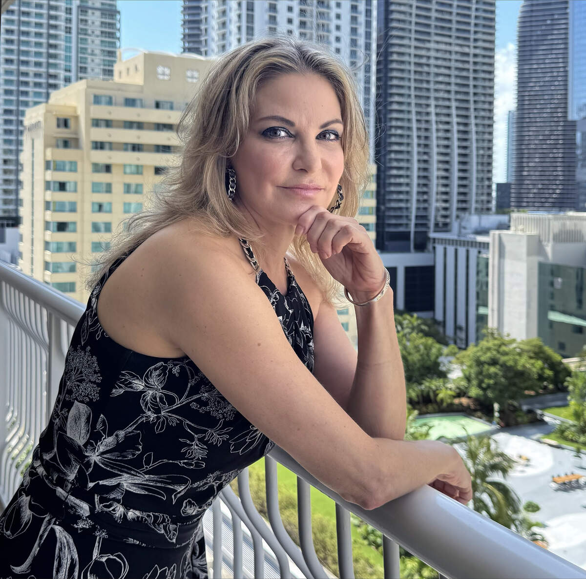 Christina Lardon, propietaria en The Club at Brickell Bay desde 2008, forma parte de un pequeño grupo de propietarios que acudió a la policía de Miami y presentó quejas ante el departamento de control de normativas de la ciudad debido al caos reinante en la torre de apartamentos. “Estoy atrapada viviendo en esta torre que parece una zona de guerra”.