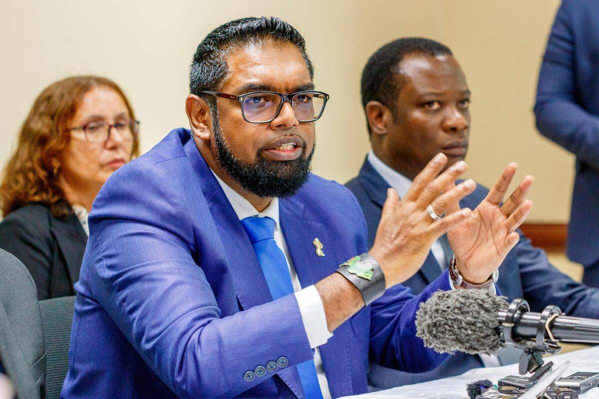 El presidente de Guyana, Irfaan Ali, habla durante una rueda de prensa tras reunirse a puerta cerrada con el presidente de Venezuela, Nicolás Maduro, en Argyle, San Vicente, el jueves 14 de diciembre de 2023. Ali y Maduro se reúnen por una antigua disputa sobre el territorio de Essequibo, una vasta región fronteriza rica en petróleo y minerales que representa gran parte del territorio de Guyana pero que Venezuela reclama como propio.