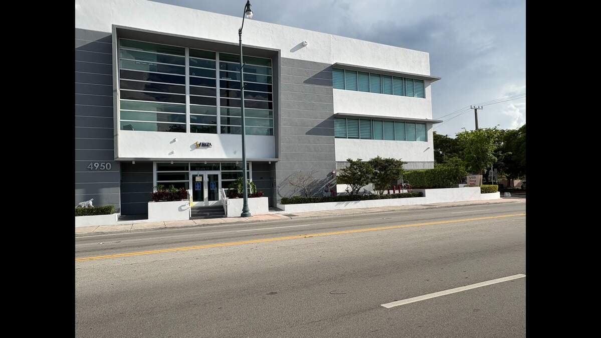 A patient care record from Coral Gables Fire Rescue details says there were care shortcomings at Svelta Plastic Surgery when they arrived to care for Kenly Aponte, a 35-year-old who died after being put under for a “Mommy Makeover” at Svelta on April 29.