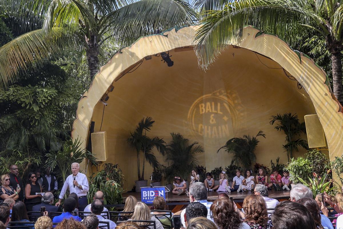 El ahora presidente Joe Biden hace campaña en Miami mientras visita Ball &amp; Chain en La Pequeña Habana para un encuentro y saludo con electores hispanos, el domingo 15 de septiembre de 2019.