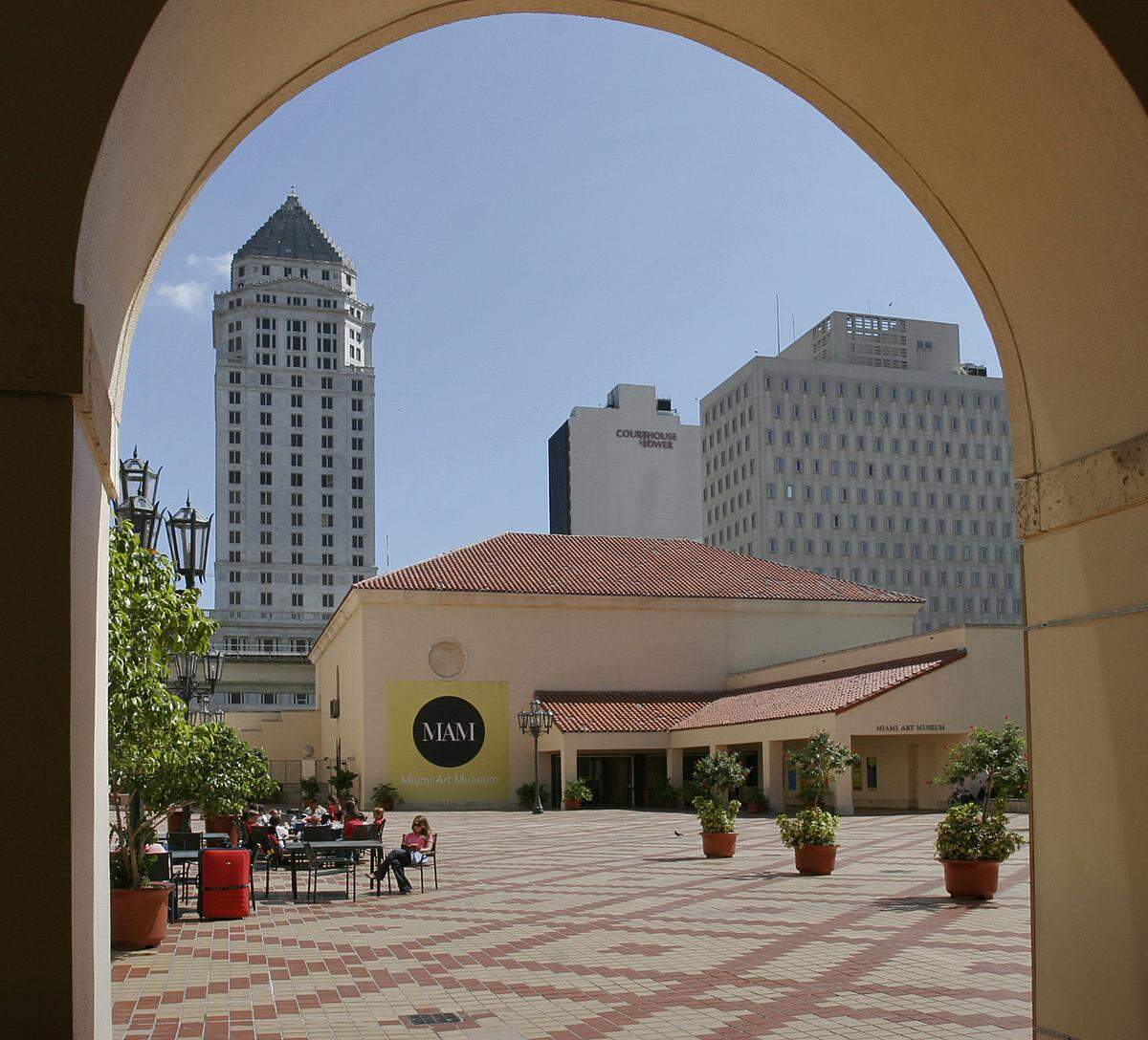 The Miami Art Museum in 2006 at the Miami Dade County Cultural Center in downtown Miami. In the background at left is the Miami Dade County Courthouse. The arch belongs to the Miami Dade Main Public Library.