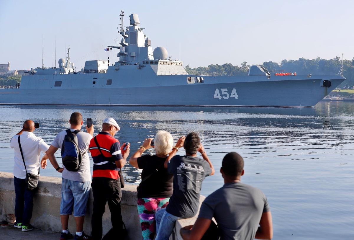 AME6136. LA HABANA (CUBA), 24/06/2019.- Varias personas observan la entrada de una agrupación de buques de la Marina de Guerra de Rusia este lunes, al puerto de La Habana (Cuba). Durante la visita, los marinos rusos cumplirán un programa de actividades que incluye una visita de cortesía al Jefe de la Marina de Guerra Revolucionaria (MGR) de la isla, el contraalmirante Carlos Duque, y recorridos por lugares de interés histórico y cultural. La visita de los buques rusos a la isla caribeña tiene lugar en un momento en el que la relación bilateral entre Cuba y Rusia muestra un nuevo impulso. EFE/ Ernesto Mastrascusa