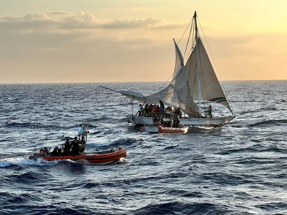 Una tripulación de la Guardia Costera intercepta a una embarcación procedente de Haití con decenas de migrantes el 6 de abril de 2022, a unas 18 millas al norte de Sagua La Grande, Cuba.