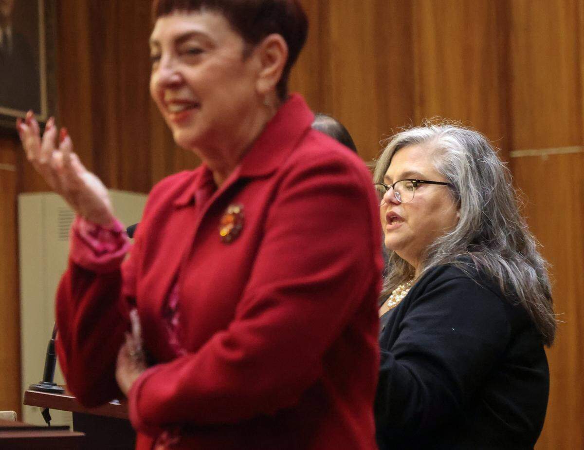 State prosecutor Abbe Rifkin, left, reacts as defense attorney Carmen Vizcaino, right, gives her opening arguments. Harrel Braddy, convicted of leaving a 5-year-old girl in the Everglades in 1998, appeared in court Tuesday, Jan. 20, 2026, for his resentencing trial in Courtroom 4-1 at the Richard E. Gerstein Justice Building in Miami, Florida. 