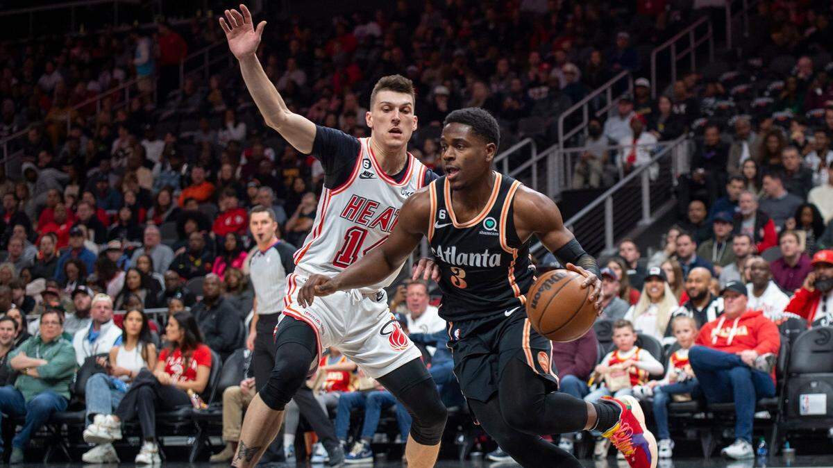 El escolta de los Hawks, Aaron Holiday (der.) entra al aro ante la marca de Tyler Herro, del Heat, en el partido celebrado el 16 de enero de 2023, en Atlanta.