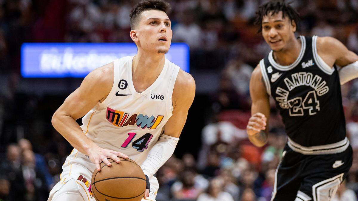 El escolta del Miami Heat, Tyler Herro (14), se prepara para disparar contra los San Antonio Spurs durante la primera mitad de un partido de la NBA en el FTX Arena el sábado, 10 de diciembre de 2022.