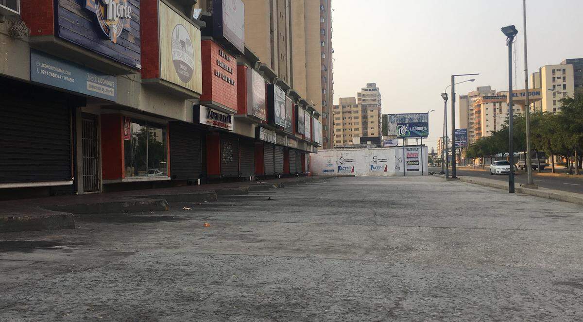 A ghost-town atmosphere prevails both night and day since the persistent blackouts. In Maracaibo, many stores are closed. (Photo by Gustavo Ocando Alex)