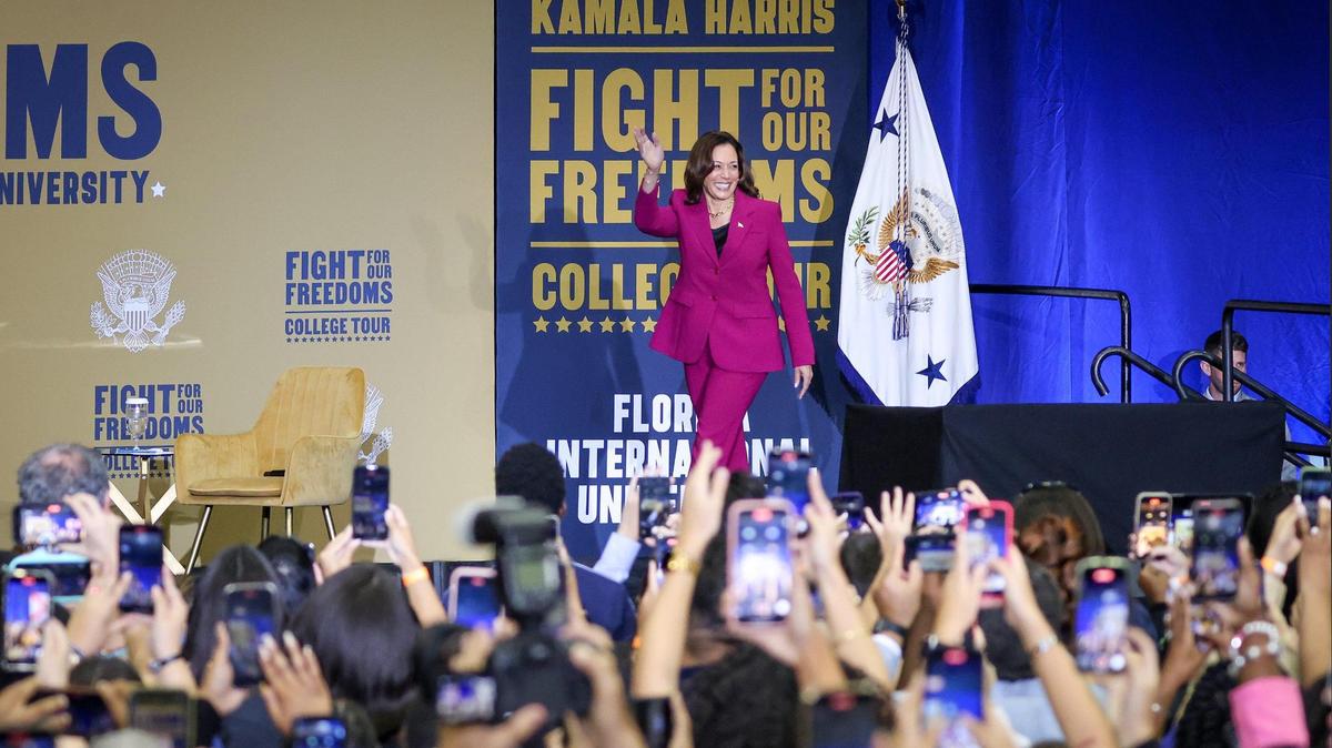 La vicepresidenta Kamala Harris saludando a la multitud, en su mayoría estudiantes, durante su visita a la Universidad Internacional de la Florida como parte de su gira universitari.