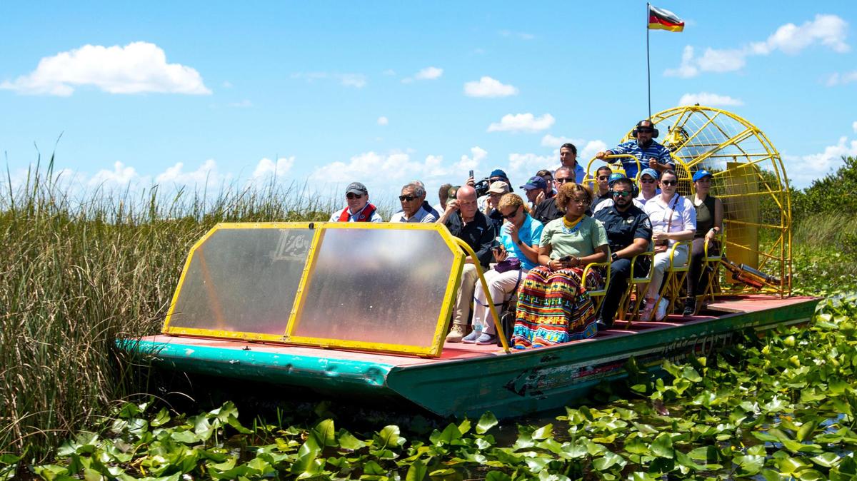 Funcionarios de la Casa Blanca, miembros de la tribu miccosukee y otros recorrieron los Everglades esta semana para celebrar el aumento de la financiación de los esfuerzos de restauración.