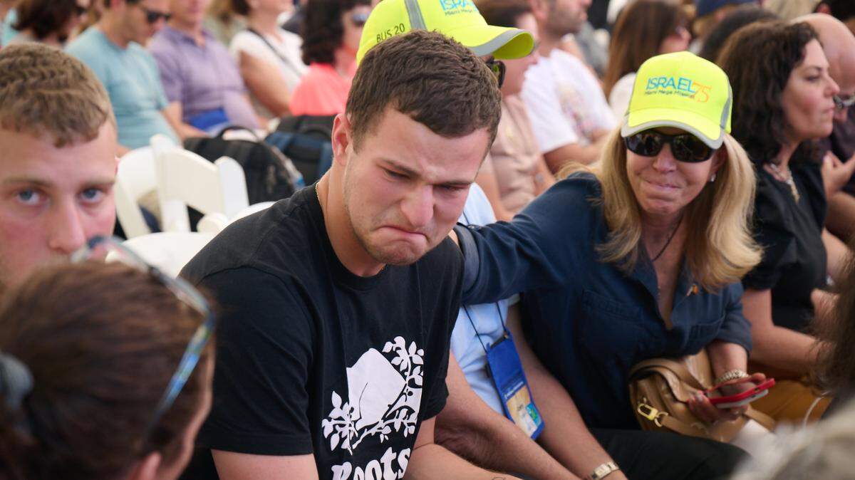 ESTA SEMANA en Israel, un soldado israelí de Miami, Jonah Kafka, se emociona durante la ceremonia de clausura de la Mega Misión de Miami a Israel. Su abuelo, Herbie Karliner, fue un pilar de la comunidad de sobrevivientes del Holocausto de Miami.